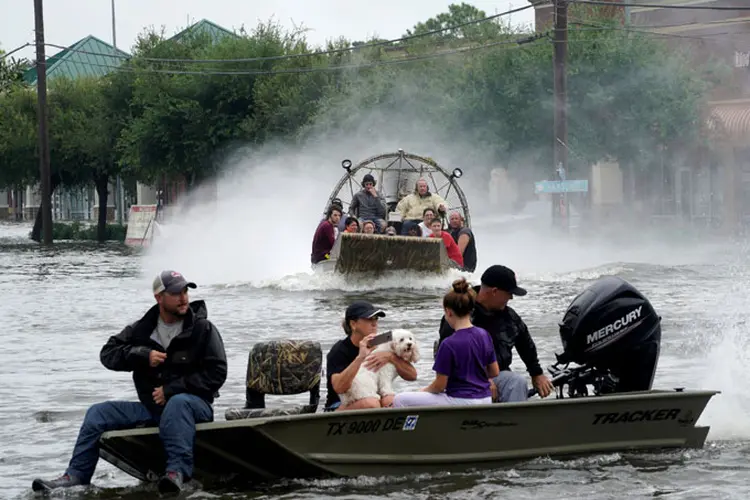 Furacão: alguns formaram correntes humanas, enquanto outros recorreram a seus botes a motor para levar os inundados para zonas seguras (Rick Wilking/Reuters)