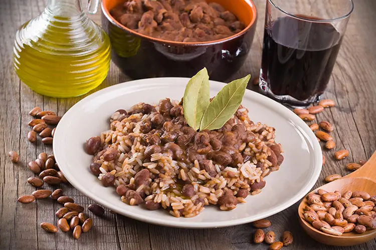 O clássico arroz com feijão pode ser acompanhado de um bom vinho (milla1974/Thinkstock)