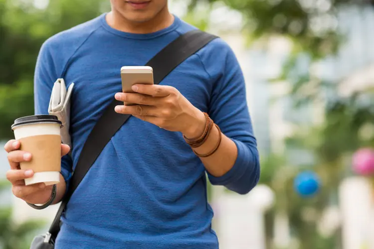 Homem com celular: app também permite monitorar se existem cobranças indevidas nas contas (DragonImages/Thinkstock)