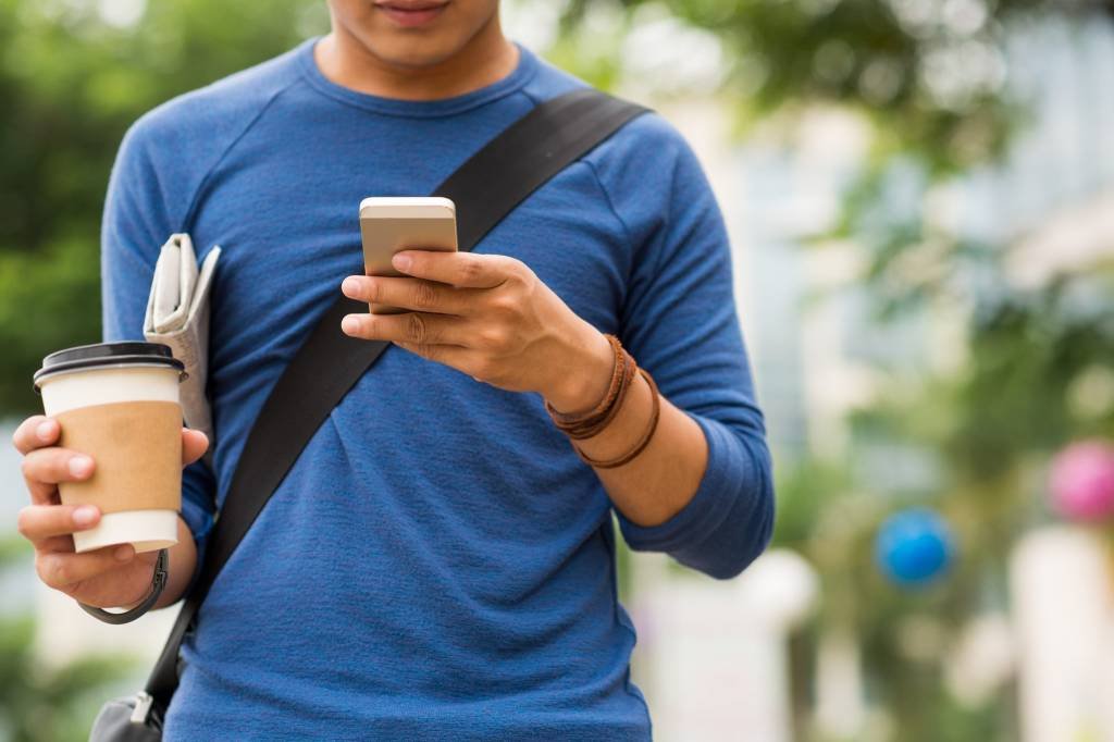 Cidades dos EUA multarão pedestre distraído com celular