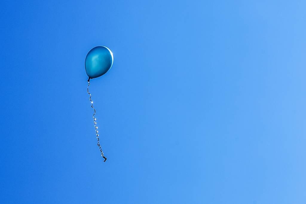 Carro autônomo freia para balões em teste no mundo real