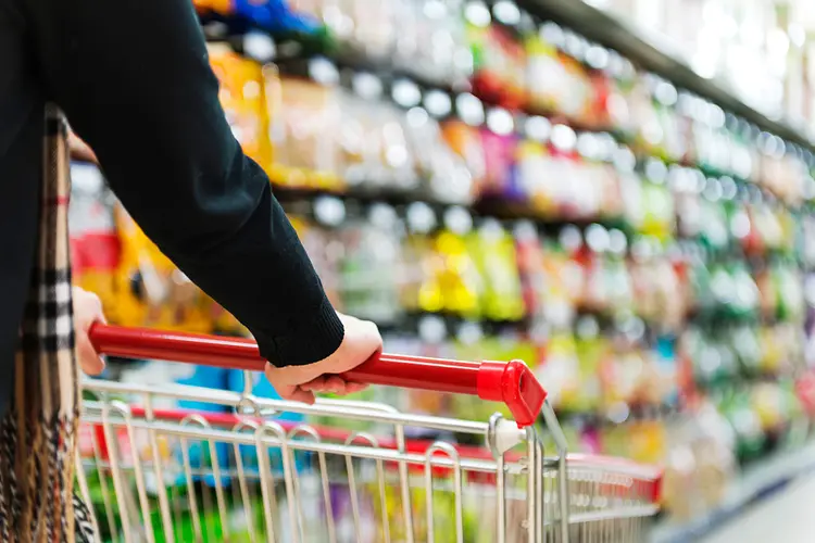Queda nas vendas: consumidores que não acham o que buscam em uma loja concluem a compra na concorrência (hxdyl/Getty Images)