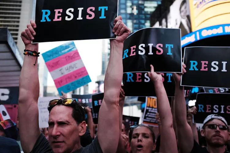 Protesto contra decisão de Trump: o presidente anunciou a proibição em uma série de tuítes no dia 26 de julho, revertendo uma política de seu predecessor, Barack Obama (Spencer Platt/Getty Images)