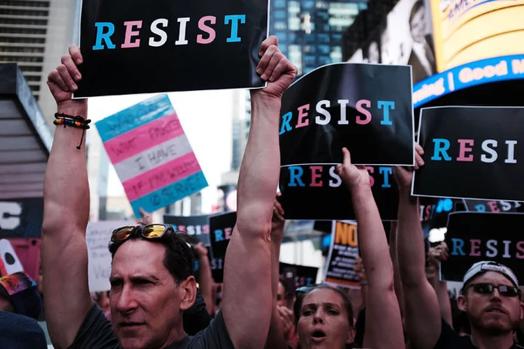 Protesto contra decisão de Trump: o presidente anunciou a proibição em uma série de tuítes no dia 26 de julho, revertendo uma política de seu predecessor, Barack Obama (Spencer Platt/Getty Images)