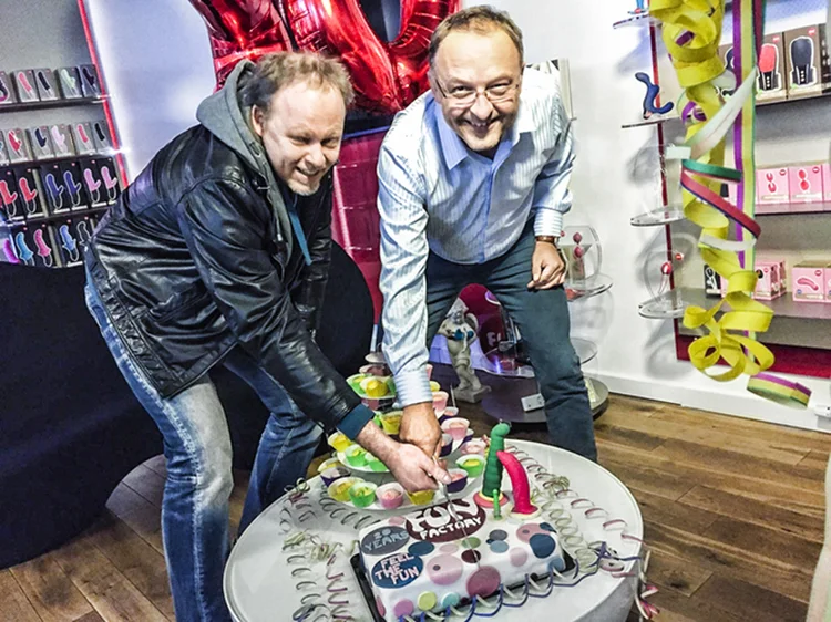 FUN FACTORY: Michael Pahl e Dirk Bauer (à direita), começaram na cozinha uma empresa que hoje fatura 50 milhões de dólares (Fun Factory/Facebook/Divulgação)