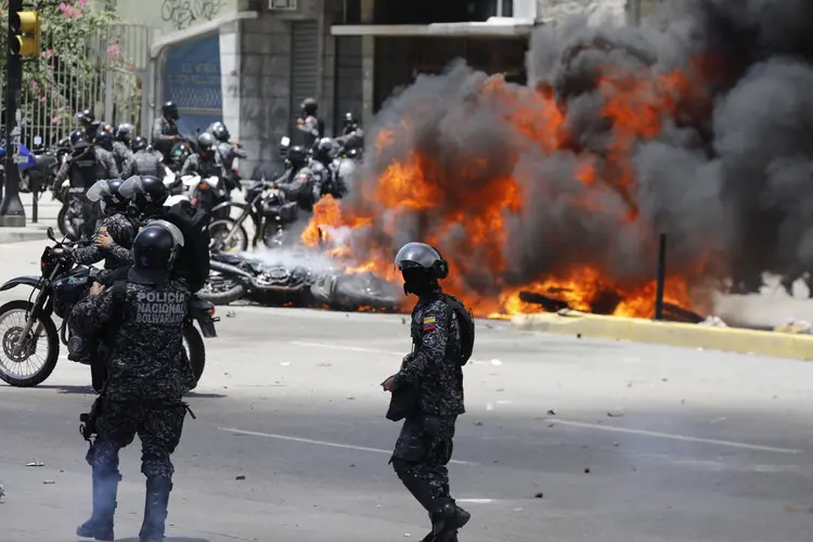 Protesto na Venezuela: 
antes de Hugo Chávez, o país tinha uma democracia com 
nível igual ao da França (Carlos Garcia Rawlins/Reuters)