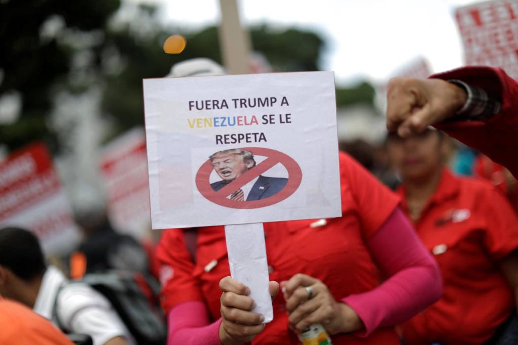 Apoiadores de Maduro fazem manifestação contra discurso de Trump