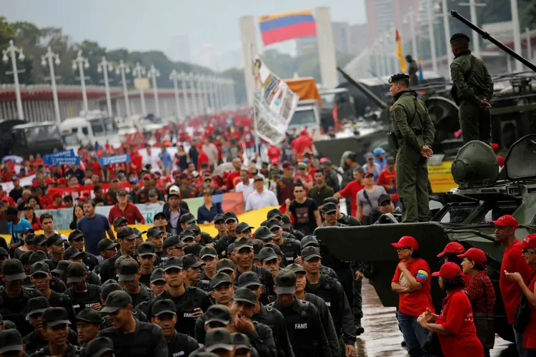 Militares participam de desfile em Caracas, capital da Venezuela: tensão política no país segue em alta (Andres Martinez Casares/Reuters)