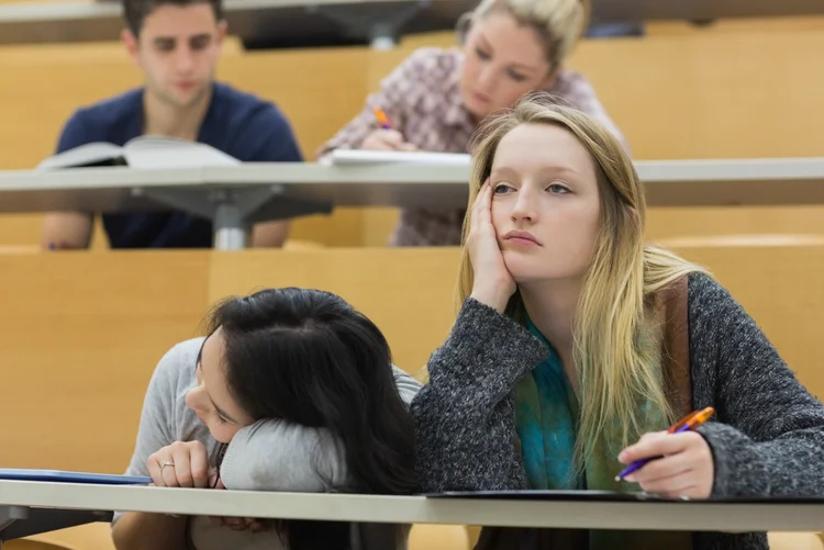 Pessoas entediadas em sala de aula (Wavebreakmedia Ltd/Thinkstock)