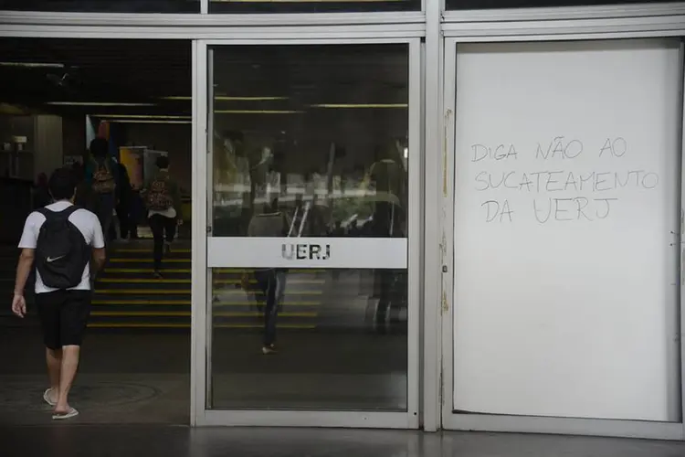 Campus Maracanã da Uerj apresenta sinais de deterioração, acúmulo de lixo e falta de verba pra instalação de equipamentos (Tânia Rêgo/Agência Brasil)