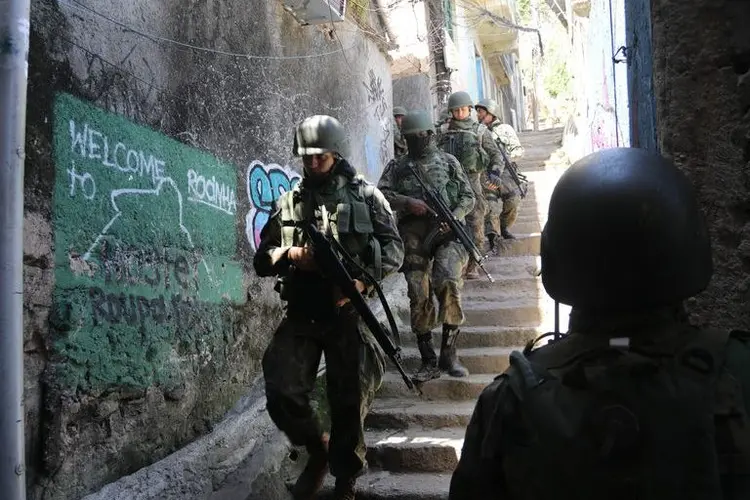 Rocinha: o clima é de aparente tranquilidade e as pessoas tentam retomar a rotina normal saindo de casa para o trabalho (Vladimir Platonow/Agência Brasil)