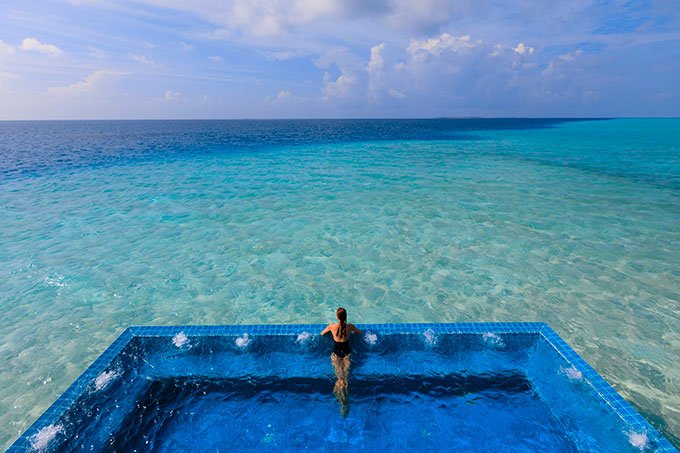 7 piscinas luxuosas que são convites para um mergulho
