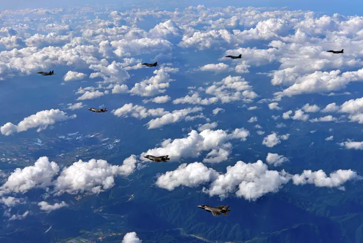 Manobras dos EUA e Coreia do Sul: jornal estatal norte-coreano afirma que "a tensão militar leva a um círculo vicioso de confronto" (Republic of Korea Air Force/Yonhap/Reuters)