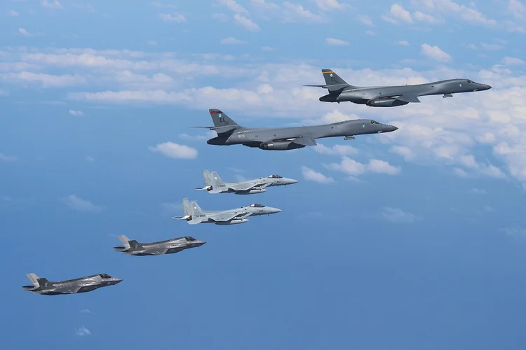 Manobras: os aliados também concluíram as manobras Foal Eagle que começaram no último dia 1º e que foram intencionalmente cortadas pela metade (Divulgação/Reuters)