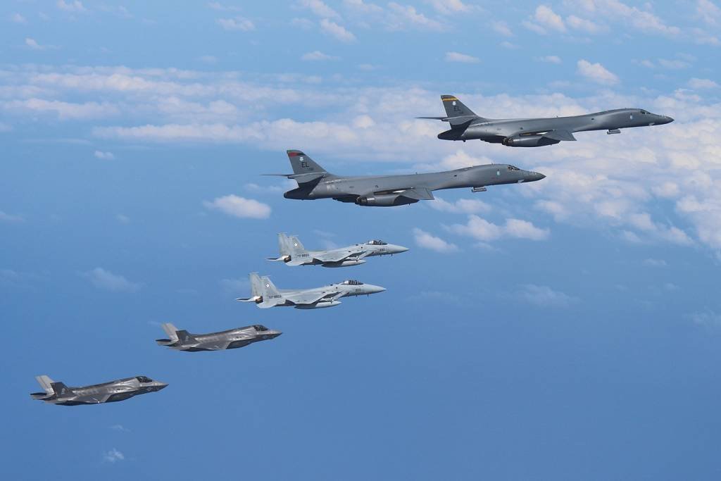 Coreia do Norte mobiliza aviões para reagir aos EUA, diz Seul