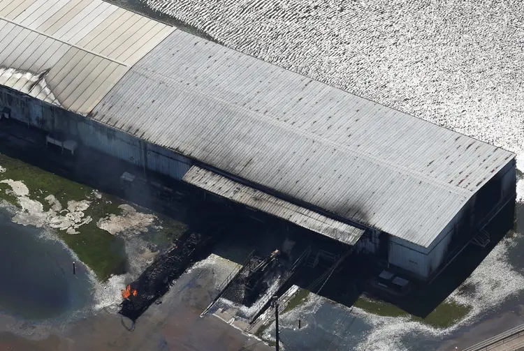 Arkema: alguns dos nove contêineres com produtos químicos pegaram fogo quando a fábrica estava alagada (Adrees Latif/Reuters)