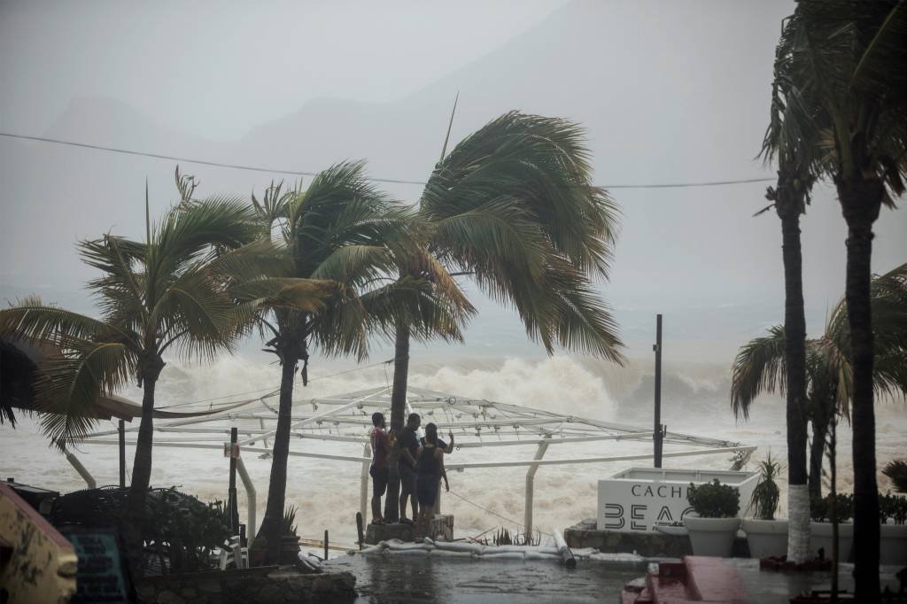 Tempestade Lidia causa inundações na Baixa Califórnia