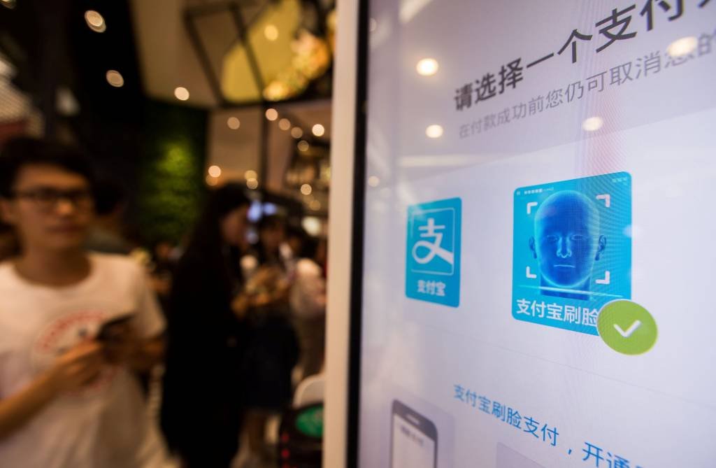 Reconhecimento facial: o sistema compara os rostos dos clientes com a foto que eles têm em sua conta do Alipay (Stringer/Reuters)