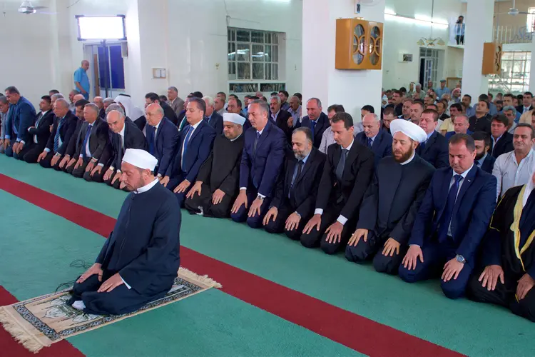 Televisão estatal mostrou Assad de pé e ajoelhado em um tapete verde em uma mesquita lotada ao lado de líderes religiosos sírios (Foto/Reuters)