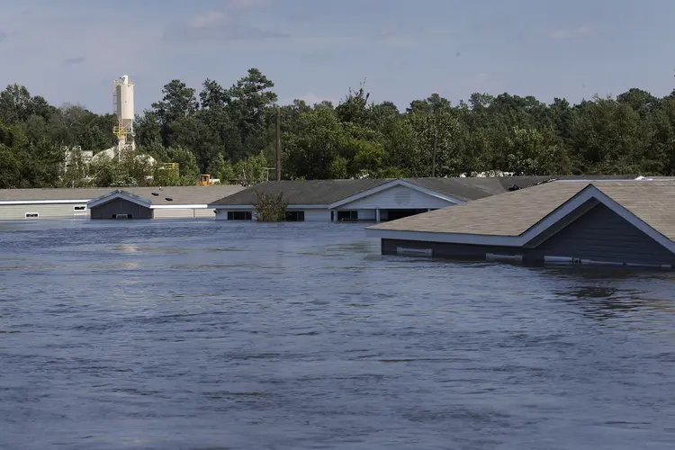 Harvey chegou ao território dos EUA no final da sexta-feira passada como o furacão mais poderoso a atingir o Texas em meio século (Jonathan Bachman/Reuters)
