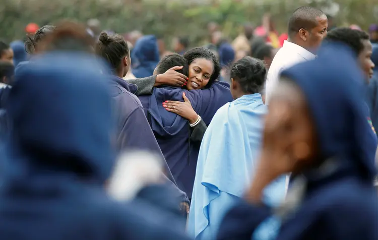 Estudantes encontram os pais em torno de um colégio que pegou fogo no Quênia (REUTERS/Baz Ratner/Reuters)
