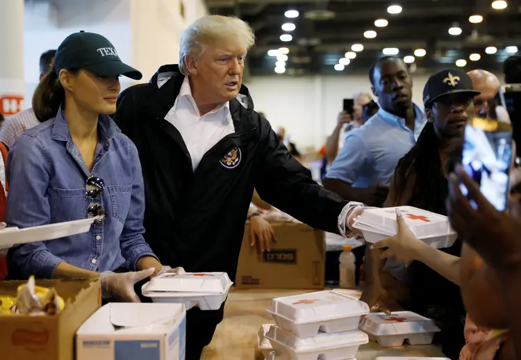 Melania e Donald Trump visitam abrigo de vítimas do furacão Harvey, no Texas (REUTERS/Kevin Lamarque/Reuters)