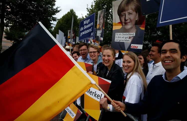 Eleições na Alemanha: Debate na televisão neste domingo (3) será o único confronto direto entre Angela Merkel e Martin Schulz (Fabrizio Bensch/Reuters)