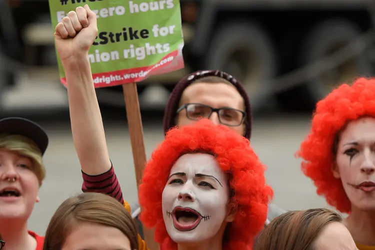 Manifestantes fazem ato em apoio a funcionários do McDonald's em greve em Londres (Toby Melville/Reuters)