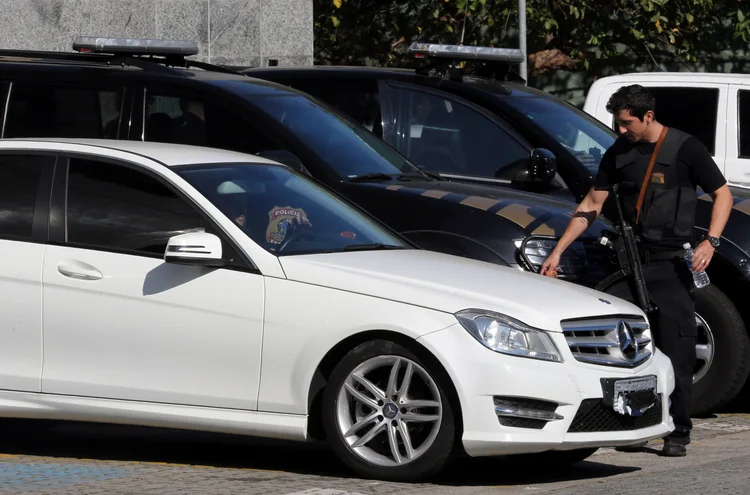Carros de luxo: os automóveis foram guardados em um depósito da CET, próximo à PF (Paulo Whitaker/Reuters)