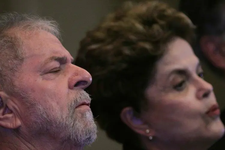 Lula e Dilma: quando chegaram, os políticos não falaram com a imprensa e foram direto para as dependências da CUT (Ueslei Marcelino/Reuters)