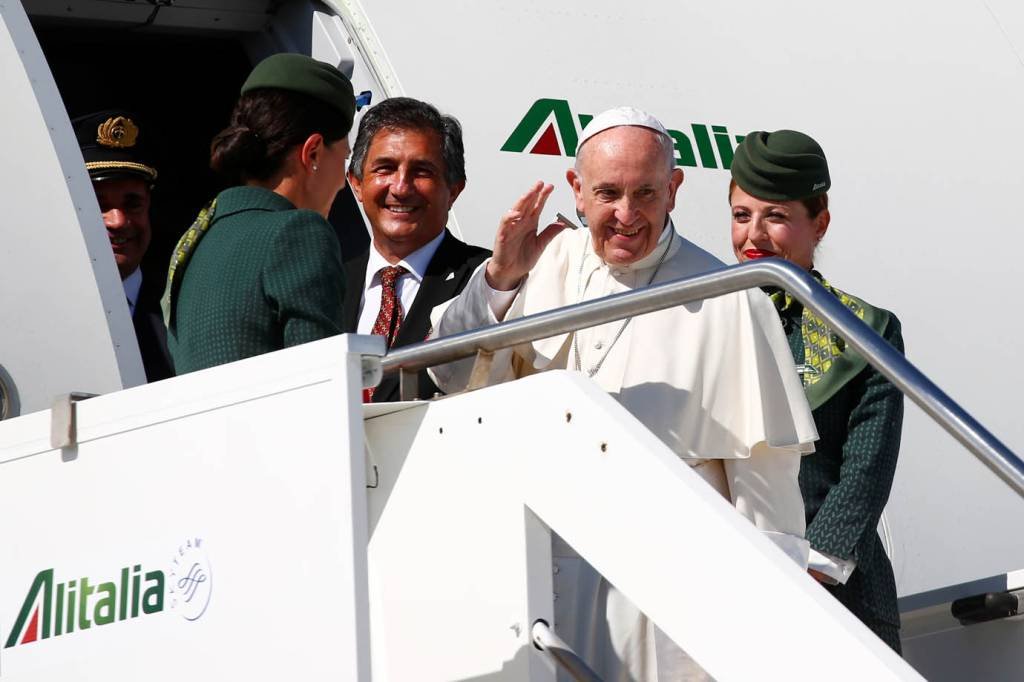 Avião do papa Francisco muda rota para desviar de furacão Irma