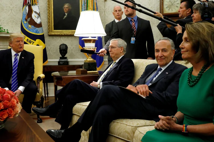 Jantar foi o esforço mais recente de uma nova iniciativa de Trump de trabalhar com membros do partido opositor em itens importantes da pauta legislativa (Kevin Lamarque/Reuters)