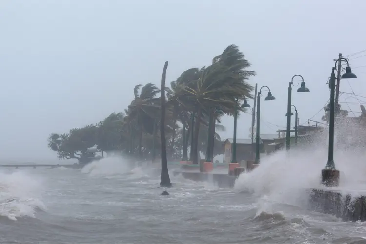 Irma: o furacão chegou a gerar ventos de 295 km/h durante mais de 33 horas (Alvin Baez/Reuters)