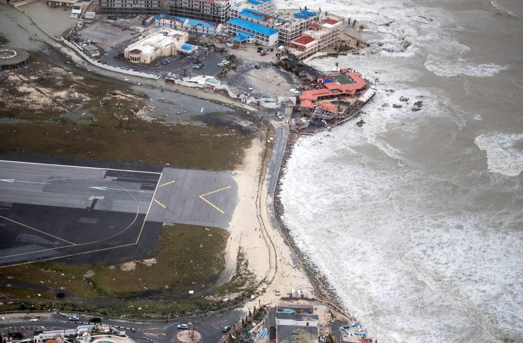 FAB resgata 14 pessoas presas em San Martin após Irma
