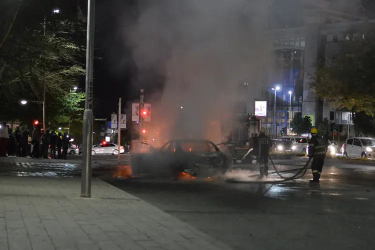 Incêndio de carro da Uber na África do Sul: segundo a polícia local, ninguém ficou ferido (Sipho Sithole/Reuters)