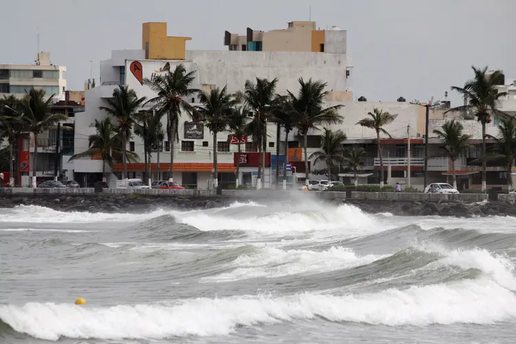 Furacão Katia se localizava a 205 km do importante porto de Veracruz (Victor Yanez/Reuters)