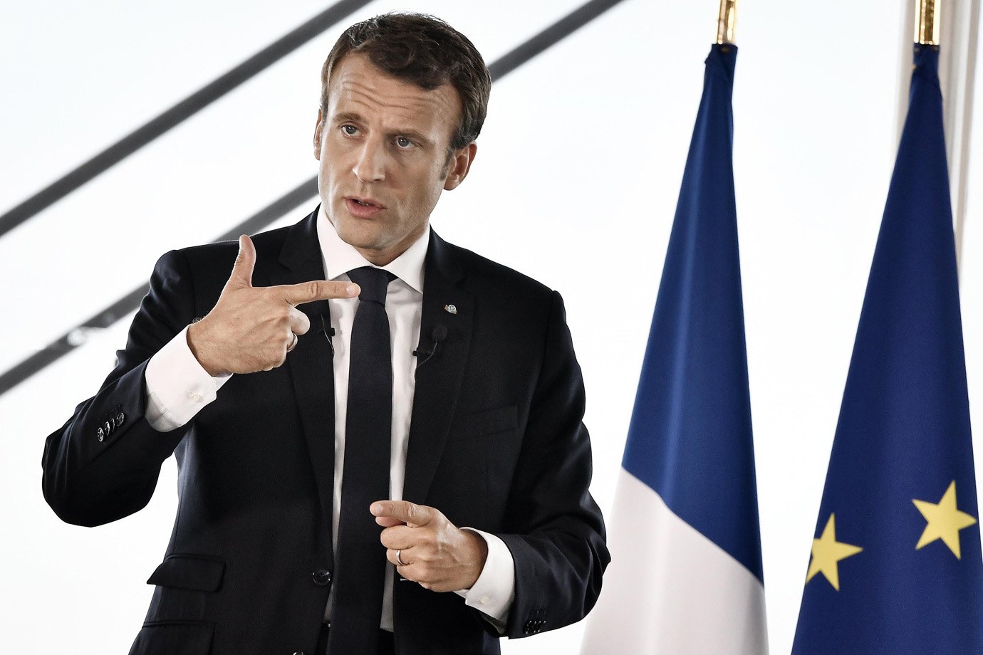 Ou reformamos, ou enfraquecemos, diz Macron sobre a Europa