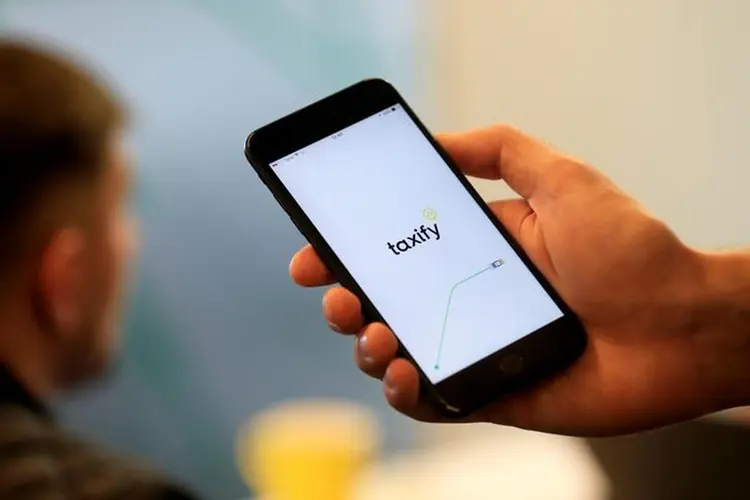 Taxify: companhia cadastrou 3 mil motoristas e 30 mil clientes baixaram o aplicativo de transportes nos três primeiros dias de serviço (Ints Kalnins/Reuters)