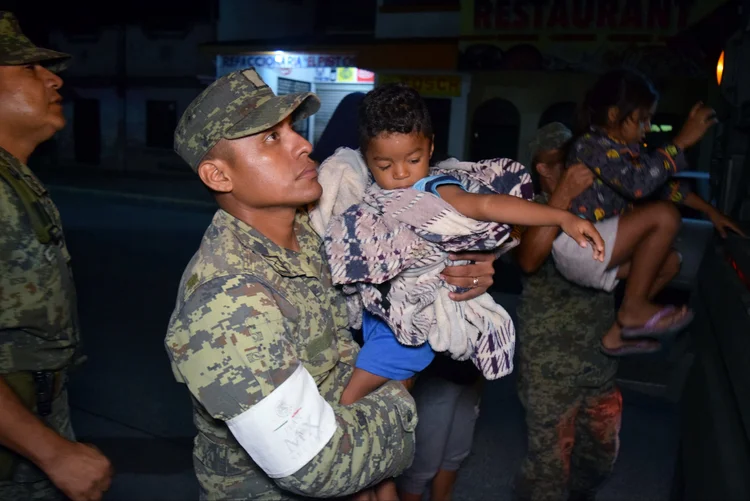 Evacuação: com o aviso, o mexicanos têm um minuto para reagir e deixar os prédios antes que comecem a tremer (Jose Torres/Reuters)