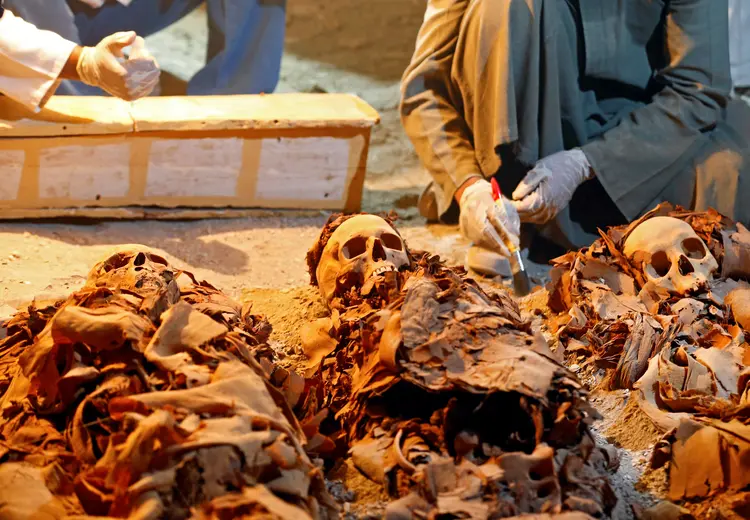 Egito: a tumba também continha esqueletos, artefatos funerários (Mohamed Abd El Ghany/Reuters)