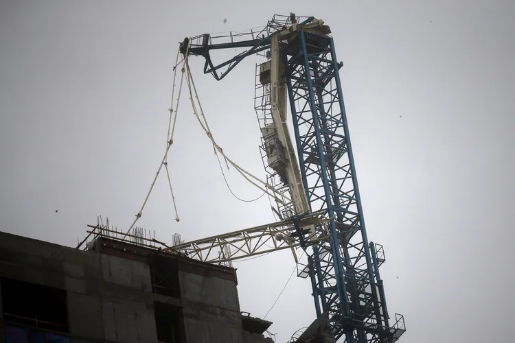 Miami, na Flórida: Uma guindaste caiu sobre um edifício em construção no centro de Miami como consequência dos fortes ventos gerados pelo furacão Irma (Carlos Barria/Reuters)