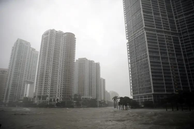 Miami, na Flórida: água alcança calçada no centro de Miami durante a passagem do furacão Irma (Carlos Barria/Reuters)