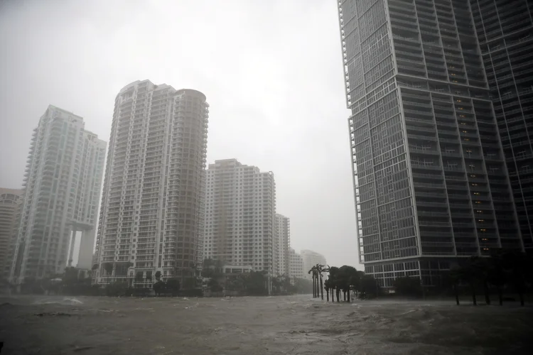 Miami, na Flórida: água alcança calçada no centro de Miami durante a passagem do furacão Irma (Carlos Barria/Reuters)