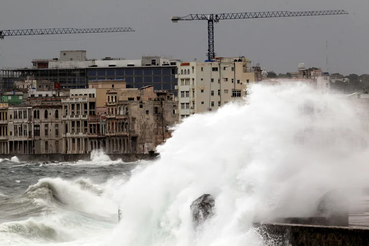 Ondas atingem boulevard El Malecon em Havana, em Cuba, após furacão Irma (Stringer/Reuters)