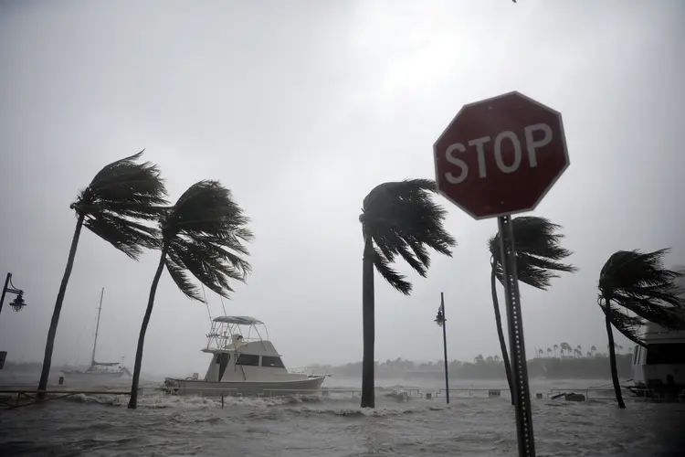 Irma: durante o domingo, o Serviço Meteorológico de Miami emitiu relatórios sobre ventos de 151 km/h no aeroporto (Carlos Barria/Reuters)