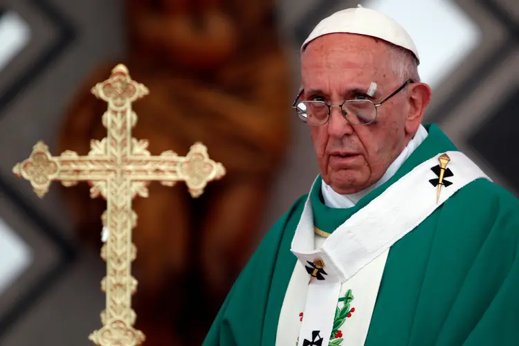 Papa Francisco perdeu o equilíbrio e bateu a cabeça no papamóvel (Stefano Rellandini/Reuters)