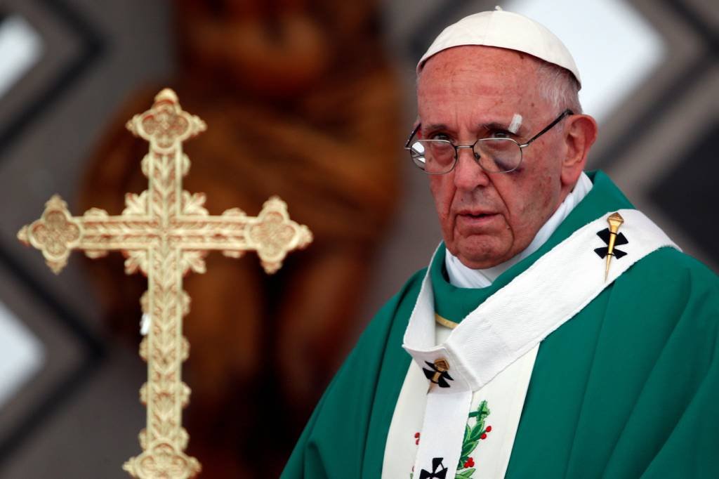 Machucado no rosto, papa Francisco encerra viagem pela Colômbia