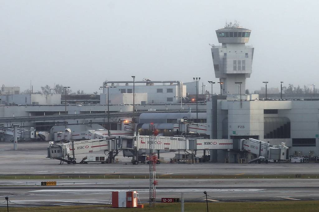 Aeroporto de Miami: aeroporto pode reabrir na terça-feira, mas não confirmou os planos (Carlos Barria/Reuters)