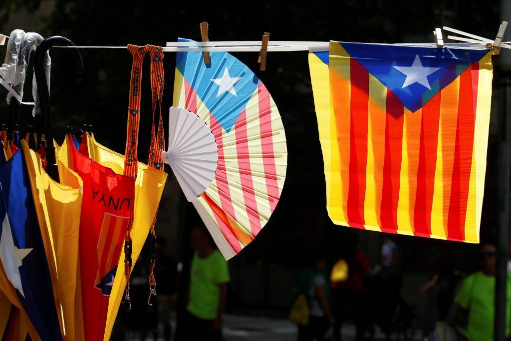 Justiça manda fechar centros de votação do referendo na Catalunha