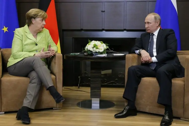 Angela Merkel e Vladimir Putin: o Conselho de Segurança deve se reunir ainda hoje para discutir a questão (Alexander Zemlianichenko/Reuters)